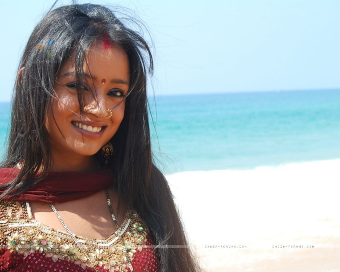 33168-ragini-in-kerela-looking-happy