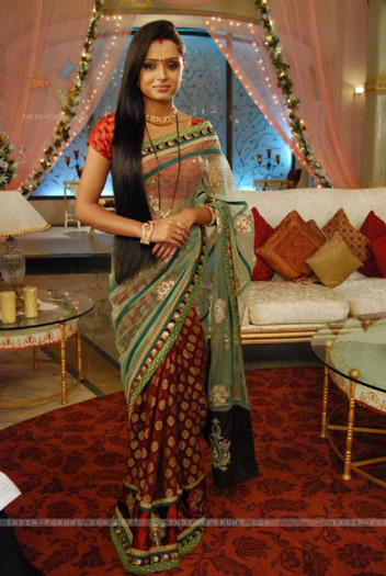 94149-parul-chauhan-as-ragini-in-tv-show-bidaai