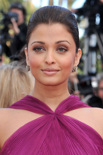 aishwarya-rai-cannes-2010-day-3-bollyupdatescom-13