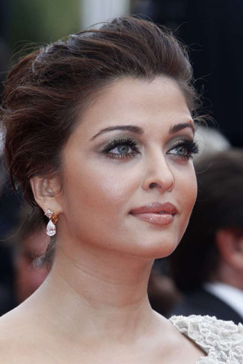 aishwarya-rai-cannes-2011-bollyupdatescom-03