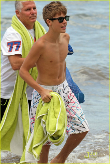 selena-gomez-justin-bieber-kiss-02 - May 23rd - At the Beach with Jusin Bieber