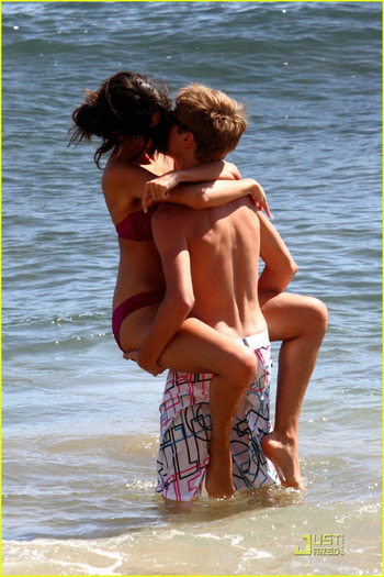 selena-gomez-justin-bieber-kiss-04 - May 23rd - At the Beach with Jusin Bieber