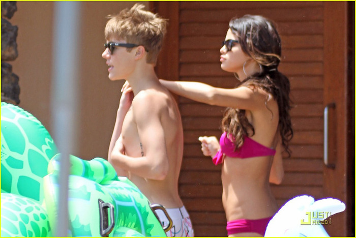 selena-gomez-justin-bieber-kiss-05 - May 23rd - At the Beach with Jusin Bieber