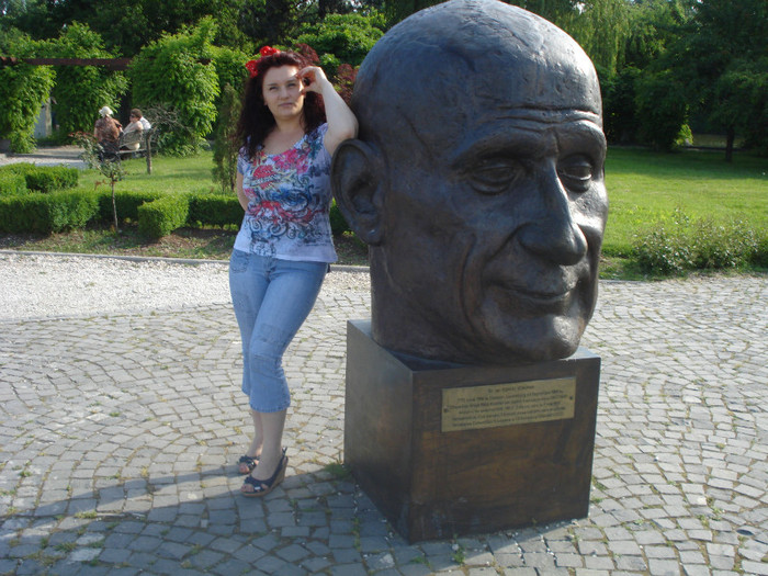 UN DOMN...INTR-O URECHE! - EU