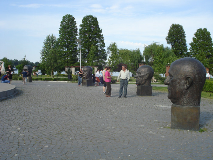 FRATII DOMNULUI,INTR-O URECHE:)))