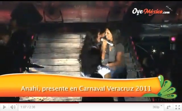 rwtwtr - 00 a Fanii se urca pe scena si o ataca pe Anahi - Carnaval Veracruz