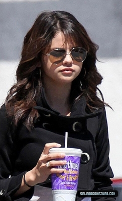 normal_selena-gomez-011