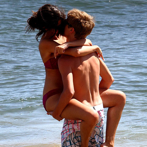 Selena Gomez & Justin Bieber - Selena Gomez si Justin Bieber- S-au distrat in Hawaii