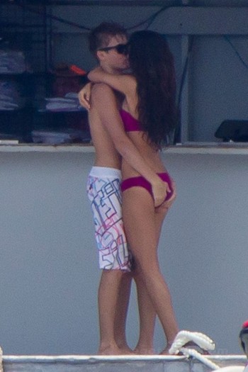 Selena si Justin - Selena Gomez si Justin Bieber- S-au distrat in Hawaii