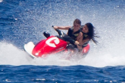 Selena si Justin - Selena Gomez si Justin Bieber- S-au distrat in Hawaii