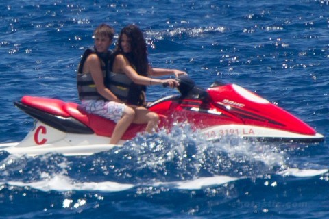 Justin si Selena - Selena Gomez si Justin Bieber- S-au distrat in Hawaii