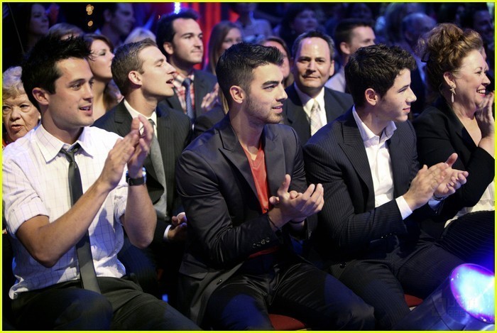 Nick-Joe-Jonas-Dancing-With-The-Stars-05-23-2011-nick-jonas-22460456-700-469 - Dancing with the stars