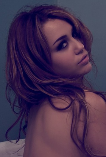 326 - Miley Cyrus poze noi