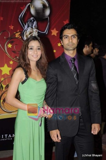 normal_Sara Khan, Ashmit Patel at Global Indian Film and TV awards by Balaji on 12th Feb 2011 (2)