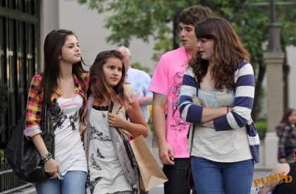 normal_selenafan01 - Hanging out with Taylor Lautner s Sister