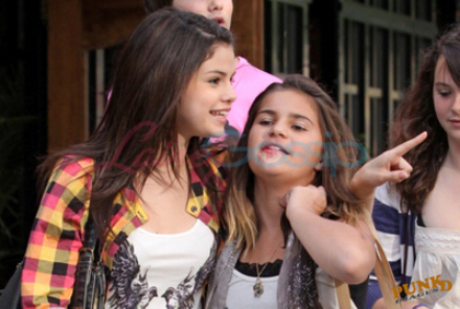 normal_selenafan03 - Hanging out with Taylor Lautner s Sister