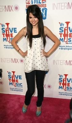 normal_selenafan012 - Intermix celebration of the VH1 Honors to benefit Save The Music