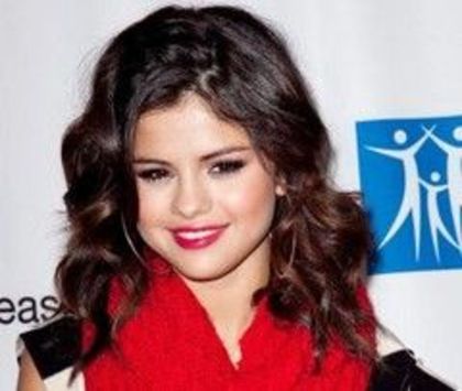 Selena-Gomez-nu-vrea-sa-se-mute-de-la-parinti