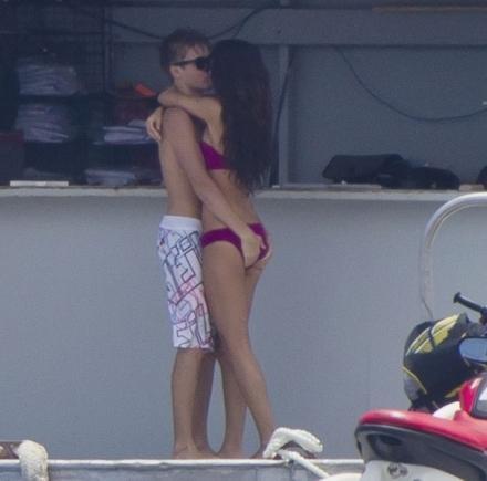 bieber-selena-butt-grab