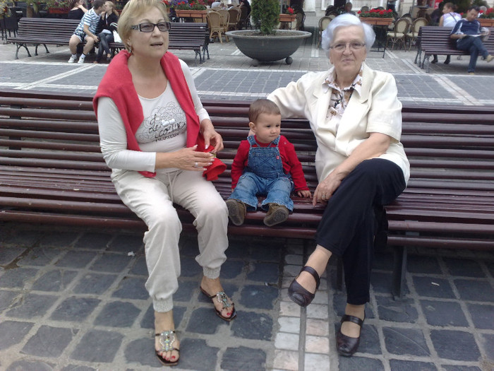 toti trei pe o banca