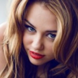 Miley Cyrus poze senzationale in noul pictorial 1 - miley cyrus are poze in marie claire 2011