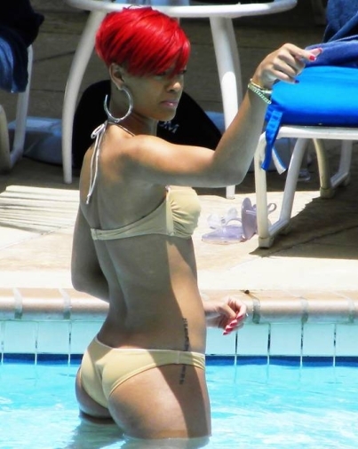 Rihanna - rihana in costum de baie