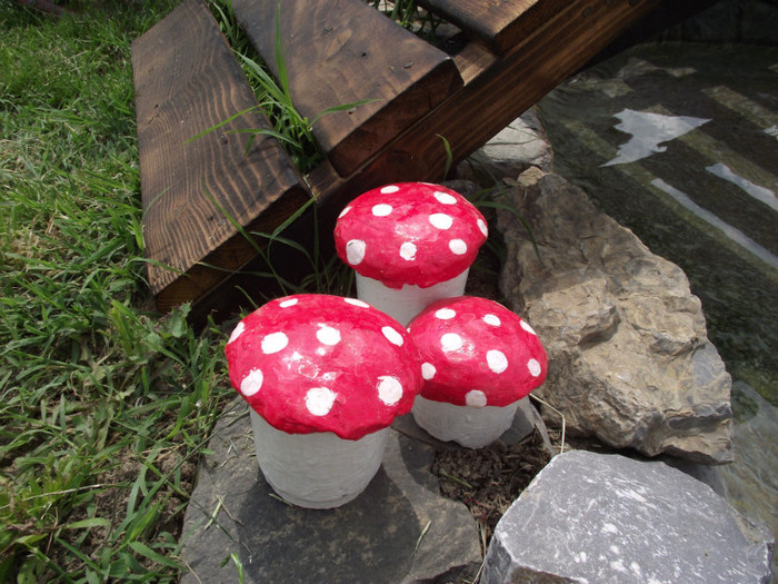 din beton; am turnat beton in pahare de iaurt
