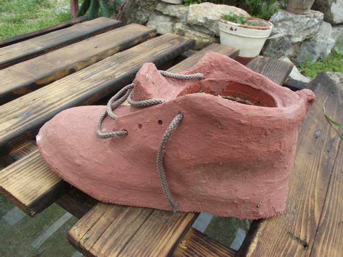 facut de mine; am pus beton pe un bocanc vechi
