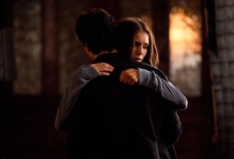 elena il imbratiseaza pe damon