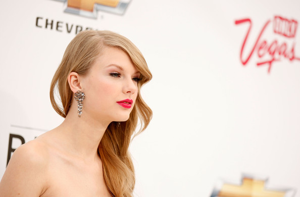 Taylor Swift 2011 Billboard Music Awards Arrivals 3VHM79aXFubl - Taylor Swift