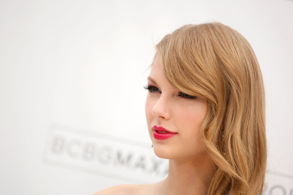 Taylor Swift 2011 Billboard Music Awards Arrivals l_h2b3jvBXKl - Taylor Swift