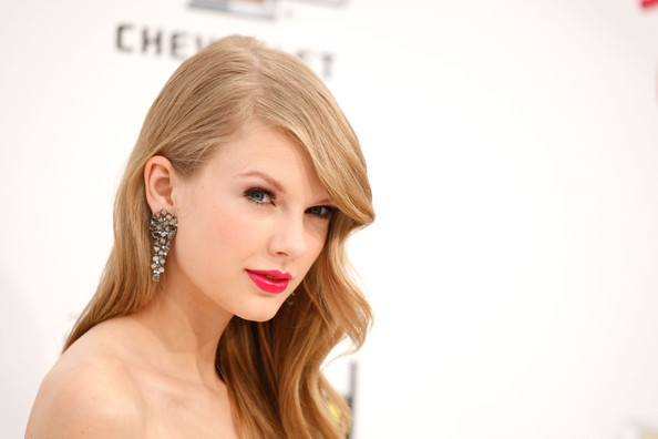 Taylor Swift 2011 Billboard Music Awards Arrivals S8I-EeJhz1al - Taylor Swift