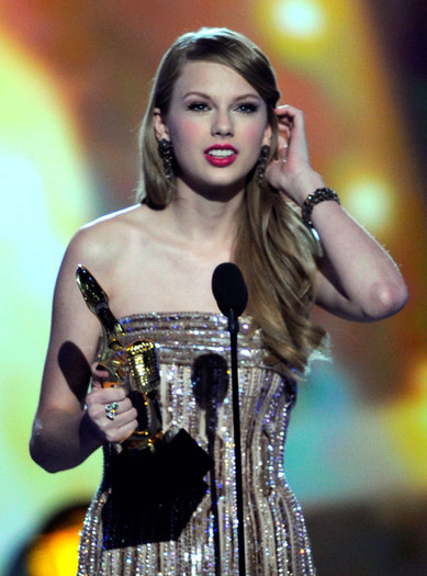 Taylor Swift 2011 Billboard Music Awards Show MzbFfSqpTg_l