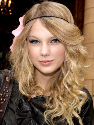 Taylor-Swift-Beachy-Waves-hair-Style