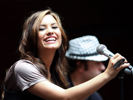 14_lovato-pg-horizontal - Demi Lovato