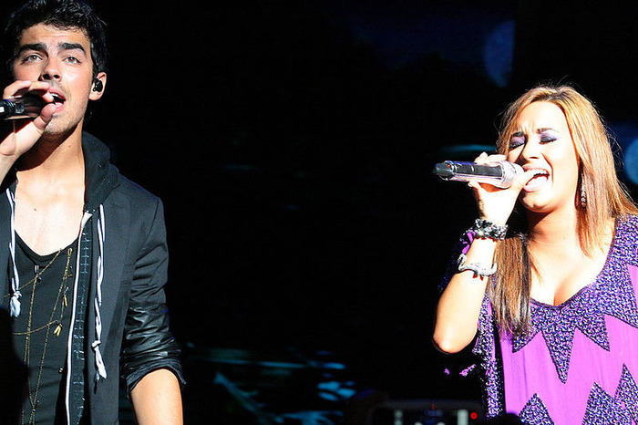 800px-JoeJonasDemiLovato2010