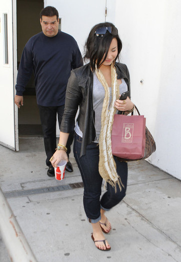 Demi+Lovato+Demi+Lovato+Arriving+LAX+Airport+IoggaGWn1mMl
