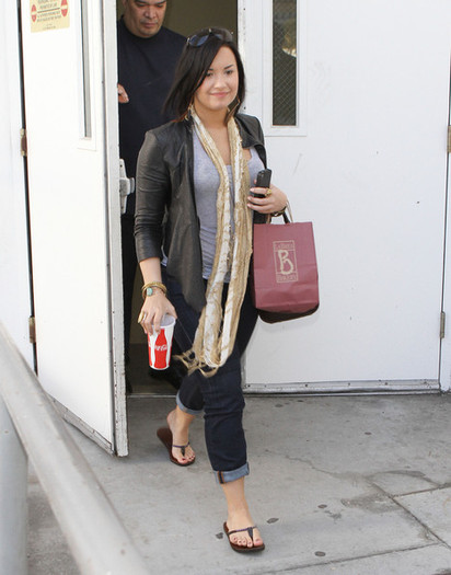 Demi+Lovato+Demi+Lovato+Arriving+LAX+Airport+tG2Py4Mvo6el