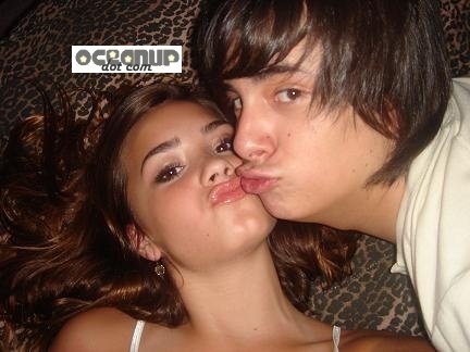 demi-lovato-kissing-boyfriend-keith - Demi Lovato