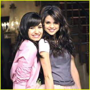 selena-gomez-demi-lovato-147526