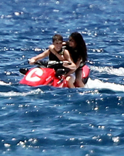 Selena+Gomez+Justin+Bieber+Selena+Gomez+Enjoying+1N2A8_e2p9Gl