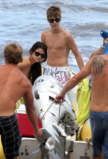 Selena+Gomez+Justin+Bieber+Selena+Gomez+Enjoying+jFT-6TbtXjfl - selena gomez imagini inedite si rare
