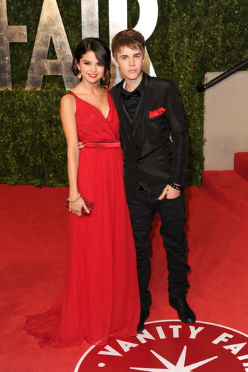 Selena+Gomez+2011+Vanity+Fair+Oscar+Party+9R0gozfaPP6l - selena gomez imagini inedite si rare