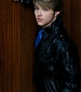 thumb_018 - sterling knight starstruck video