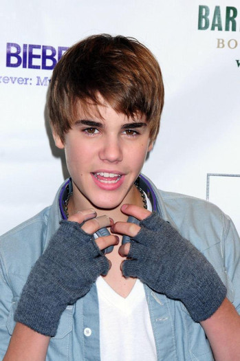 Justin-Bieber-new-hair-justin-bieber-17278459-600-900 - justin beiber