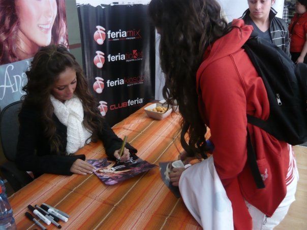 012 - 00 Any Tarde de Autografos na Feira Mix em Santiago Chile