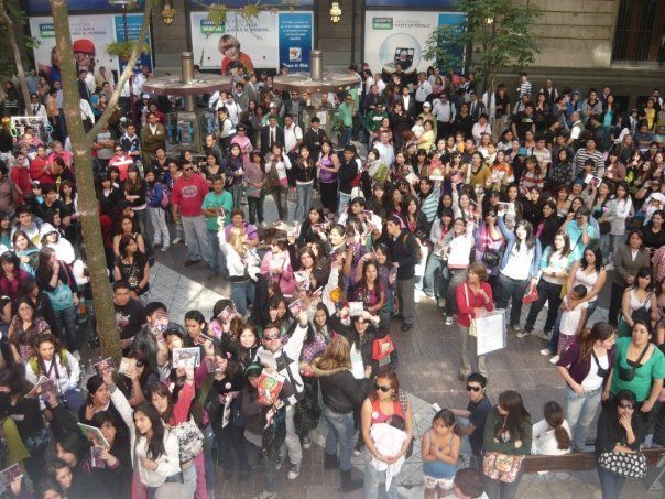 0120 - 00 Any Tarde de Autografos na Feira Mix em Santiago Chile