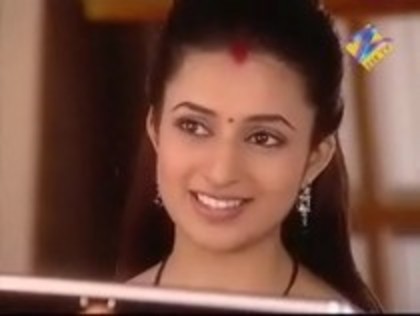 HZIQMBKEXZLNFBCEUNS - Divyanka Tripathi