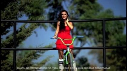 normal_Anahi_Comercial_Snickers_Latinoamerica_(frame_228)