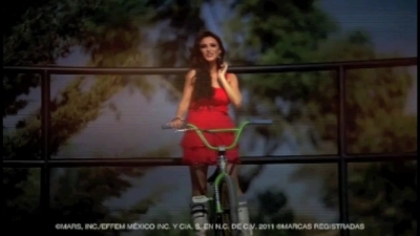 normal_Anahi_Comercial_Snickers_Latinoamerica_(frame_231) - Anahi Chocolate Snickers